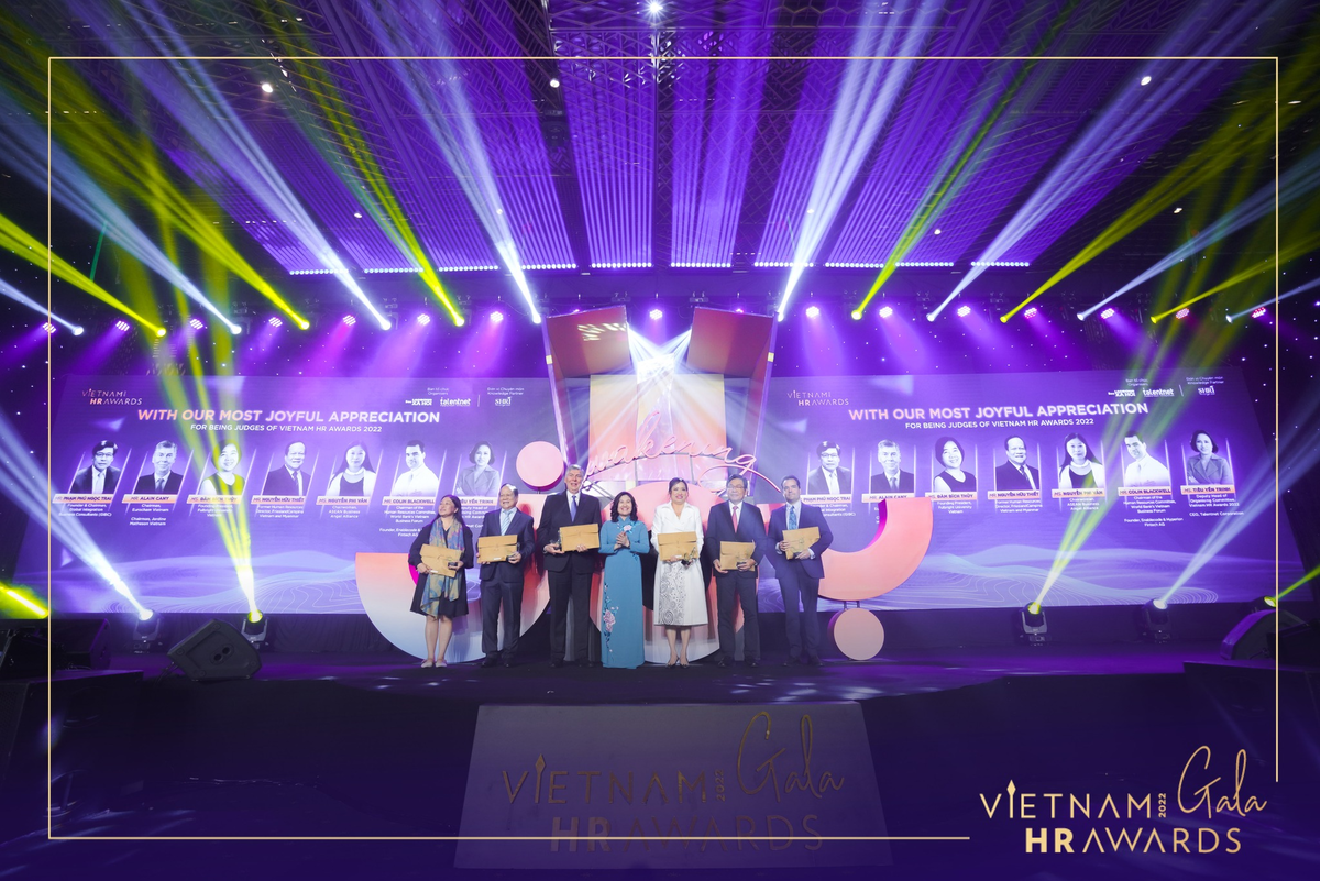 Vietnam HR Awards Gala 2022: Honor 15 Businesses That Bring Comprehensive Joy 35 Ms. Nguyá»n Thá» Hà â Deputy Minister of Ministry of Ministry of Labour â Invalids and Social Affairs is awarding the Judging Panel's Honor Logo