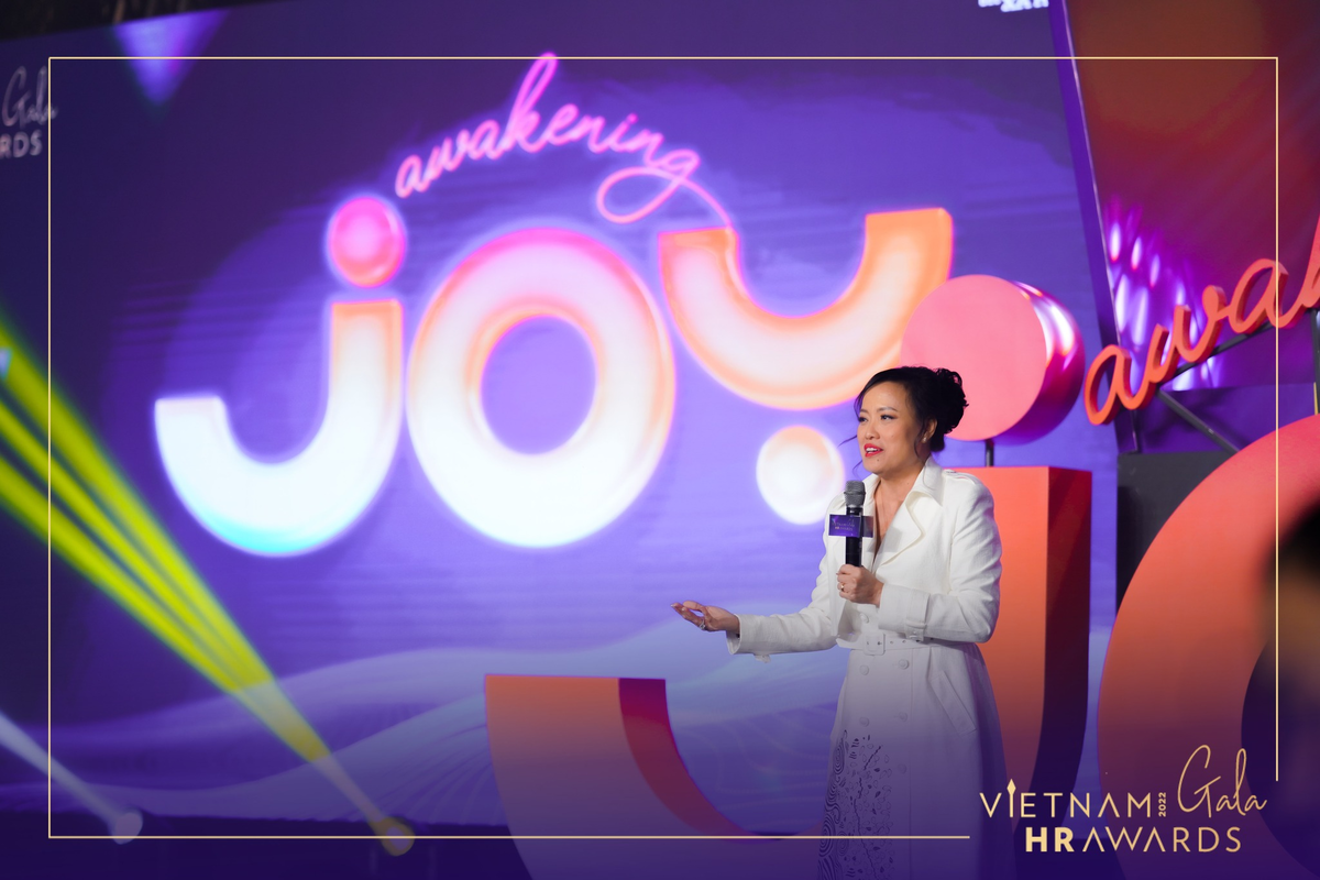 Vietnam HR Awards Gala 2022: Honor 15 Businesses That Bring Comprehensive Joy 36 Ms. Tiêu Yến Trinh is expressing her feelings about the organizing process of the Vietnam HR Awards 2022