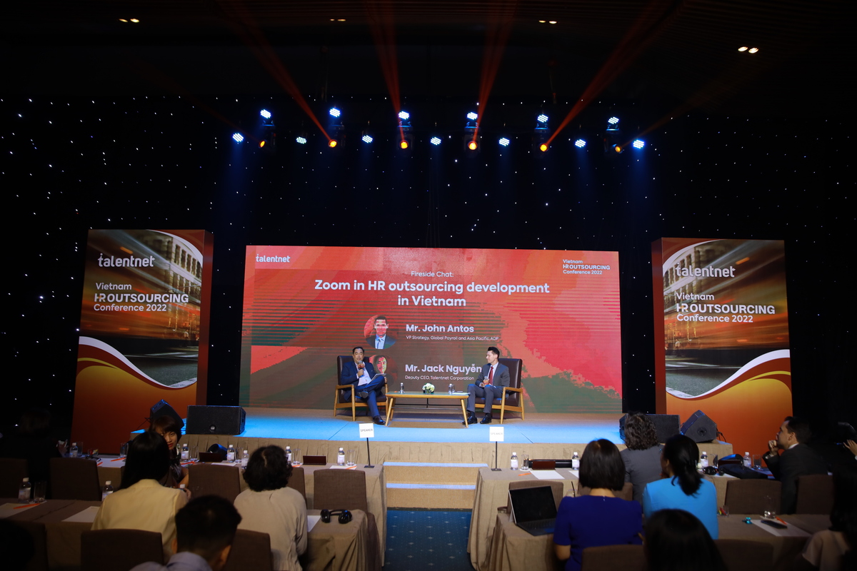 Vietnam HR Outsourcing Conference 2022: Hội Thảo Nhân Sự Thuê Ngoài Đầu Tiên & Lớn Nhất Tại Việt Nam 10 The dialogue between Mr. John Antos and Mr. Jack NguyêÌn about HR outsourcing solutionsÂ