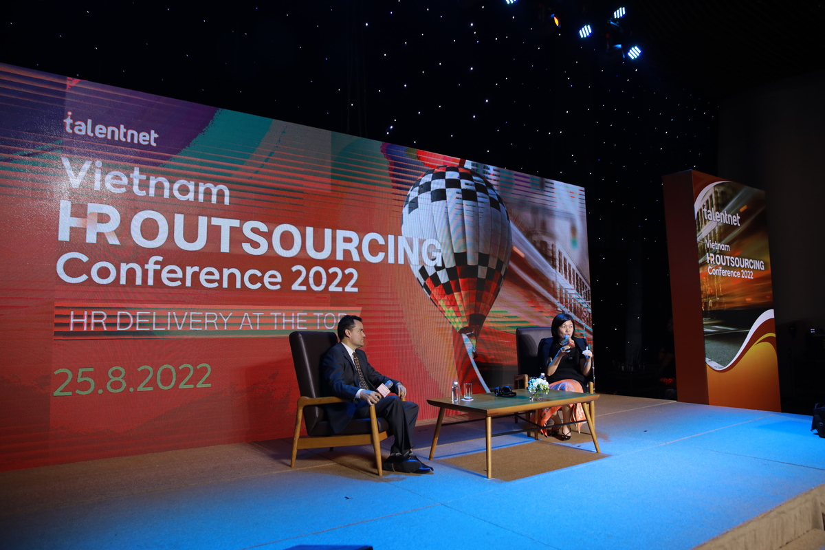 Vietnam HR Outsourcing Conference 2022: Hội Thảo Nhân Sự Thuê Ngoài Đầu Tiên & Lớn Nhất Tại Việt Nam 11 Mr. Colin Blackwell and Ms. BuÌi ThiÌ£ Thanh ThuÌy with their dialogue about real story when applying HR outsourcing solutionsÂ