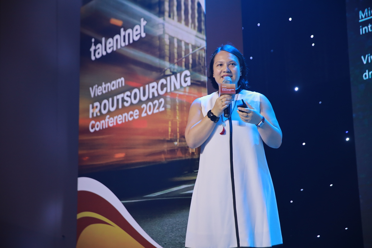 Vietnam HR Outsourcing Conference 2022: Hội Thảo Nhân Sự Thuê Ngoài Đầu Tiên & Lớn Nhất Tại Việt Nam 12 Ms. QuyÌnh Trâm and her sharing about HR outsourcing management solutions at MicrosoftÂ