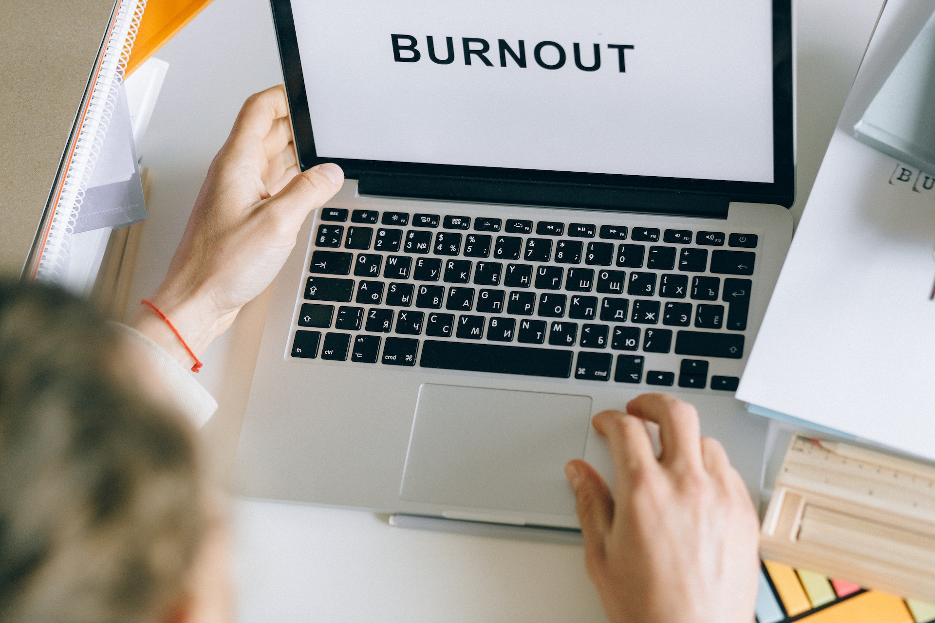 Bộ Tứ "Ngón Võ" Giúp HR "Hô Biến" Núi Việc Cuối Năm! 2 HR Burnout