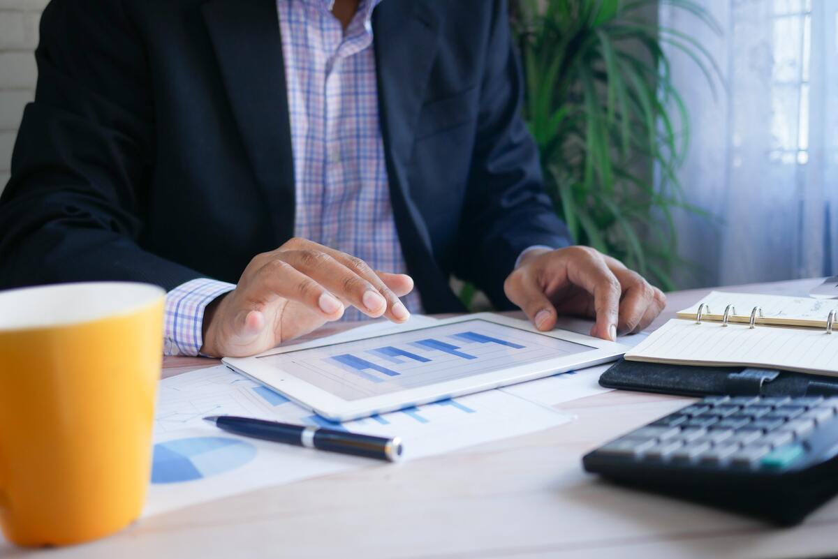 Position of Finance Manager: Requirements and Skills 2 To become a finance manager, you must have analytical thinking, data-oriented thinking, and the ability to write an effective synthesis report.