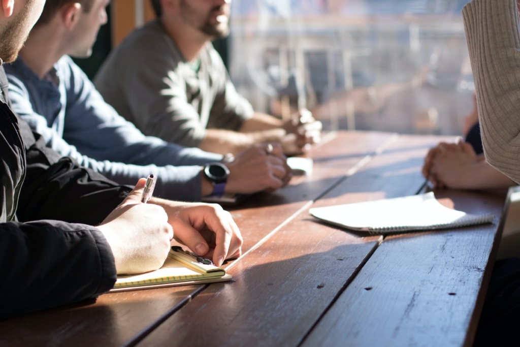 Understanding 7 Core Objectives of Performance Management Systems 2 Employees engaging in effective communication for performance management systems