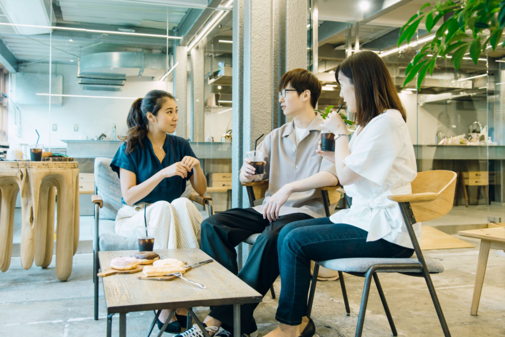 Nỗi Khổ Lệch Sóng Giữa Sếp Và Nhân Viên Gen Z 3 Nhân sự trẻ nên chủ động trò chuyện để hiểu rõ yêu cầu của quản lý